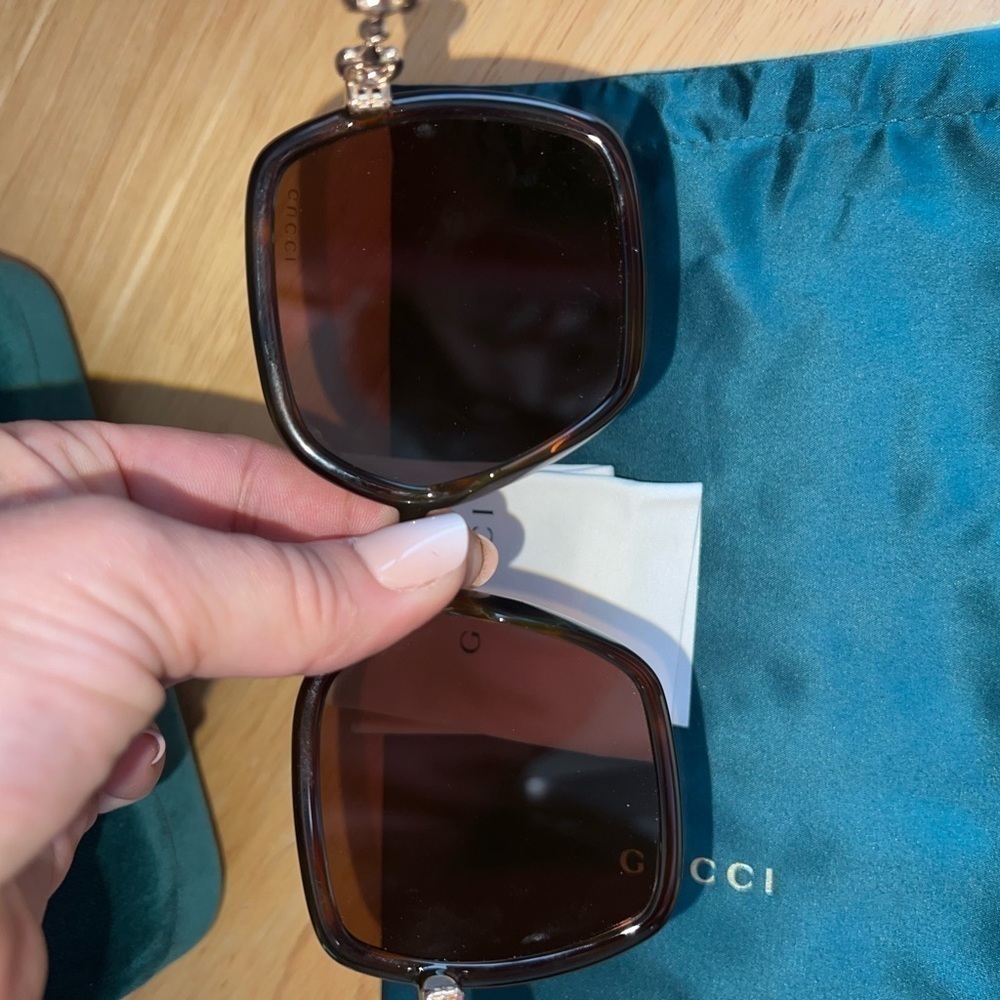 New Gucci sunglasses with case, silk bag and cleaning cloth. - Picture 5 of 7